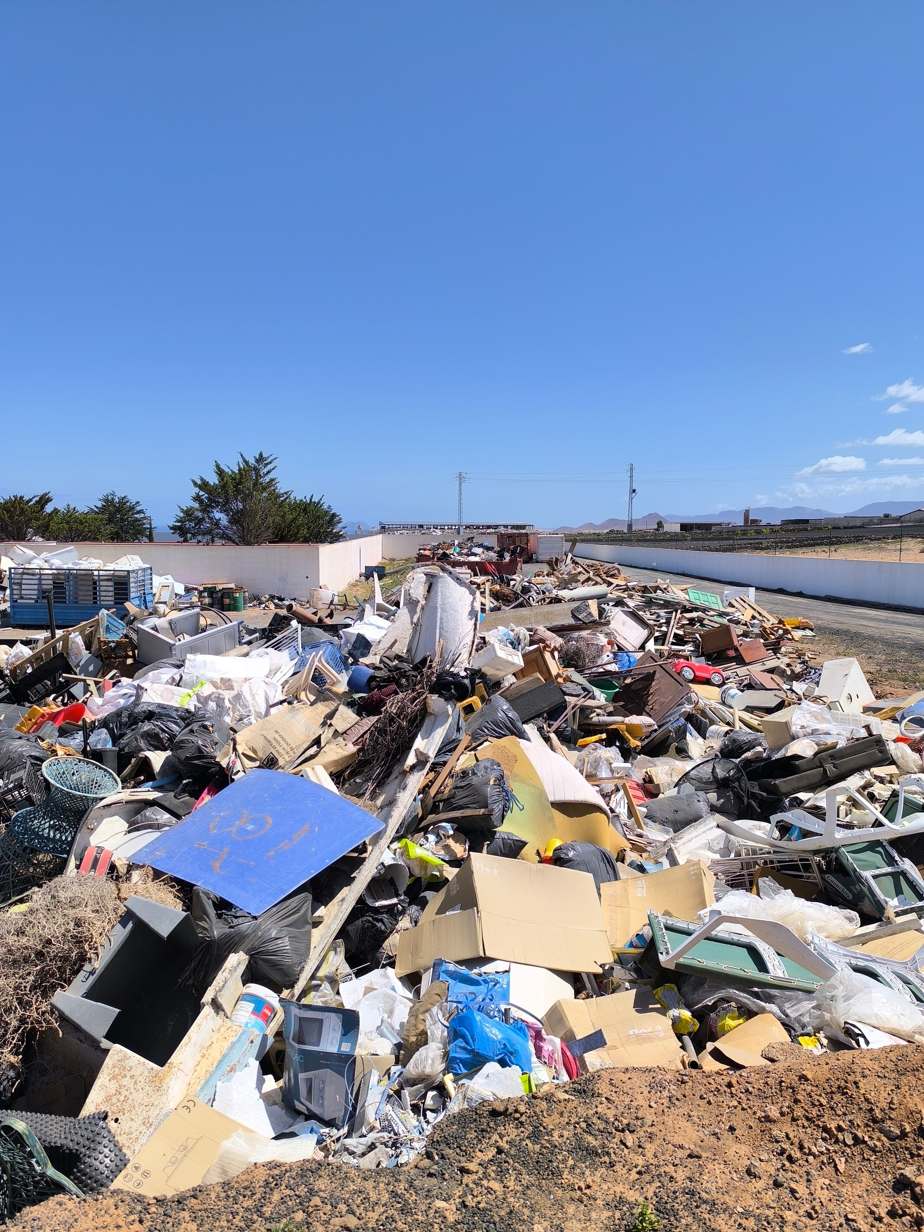 Vertedero ubicado en la trasera del cementerio municipal de Tinajo.