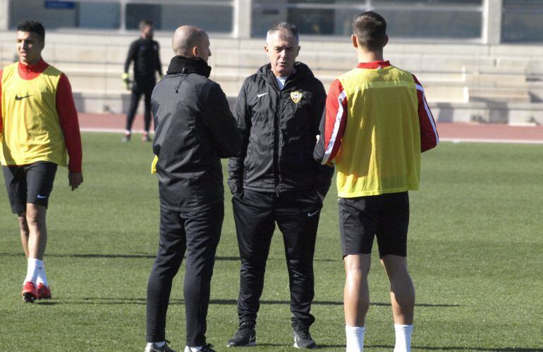 Lucas y Cus hablando con Rubén.