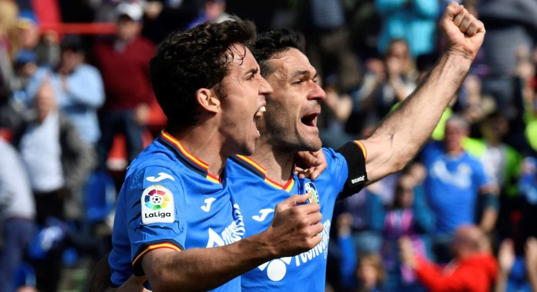 El delantero del Getafe F.C. Jaime Mata (i) celebra con Jorge Molina su gol ante el Rayo Vallecano durante el partido de la vigésima quinta jornada de Liga de Primera División disputado este sábado en el Coliseum Alfonso Pérez de Getafe. 