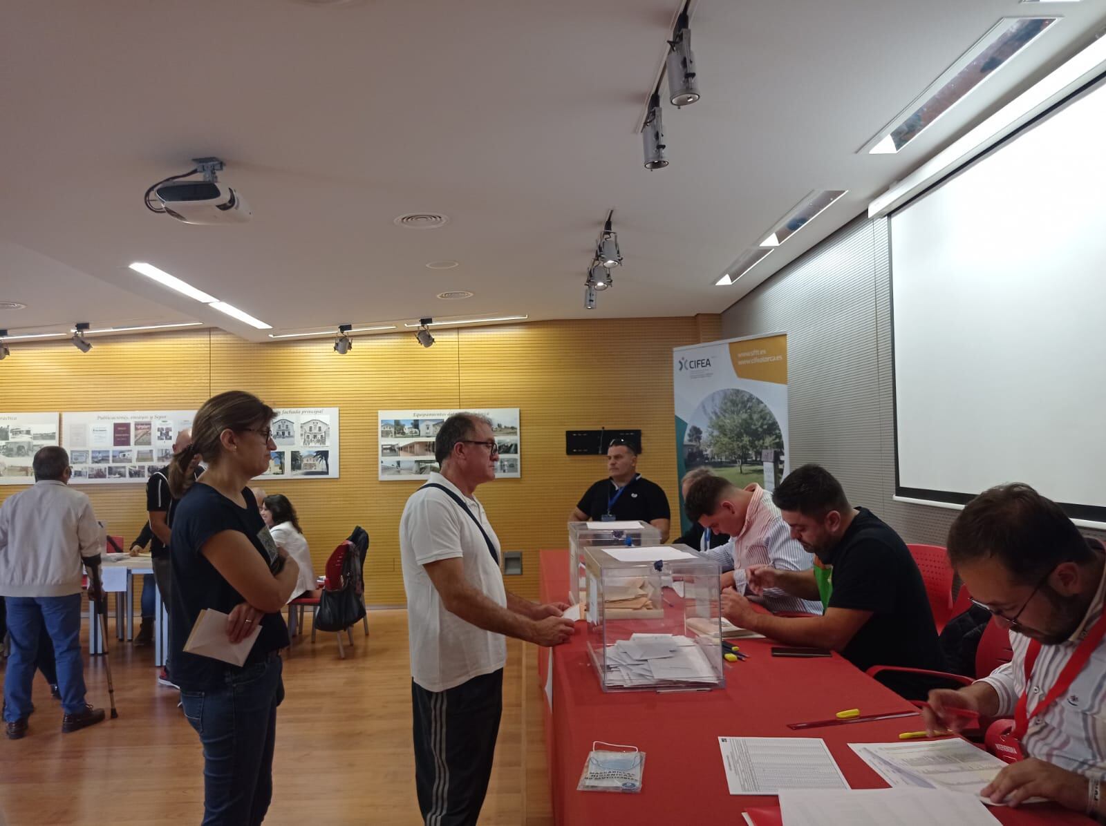 Vecinos de Lorca votando en el CIFEA en las pasadas elecciones municipales