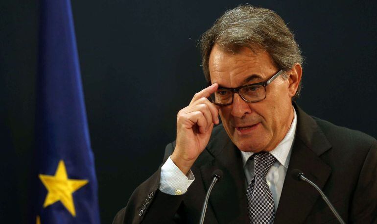 El expresidente catalán Artur Mas durante la rueda de prensa que ha ofrecido esta tarde, horas después de conocer la petición de la Fiscalia de diez años de inhabilitación para él por mantener la consulta soberanista del 9-N pese a ser suspendida por el T