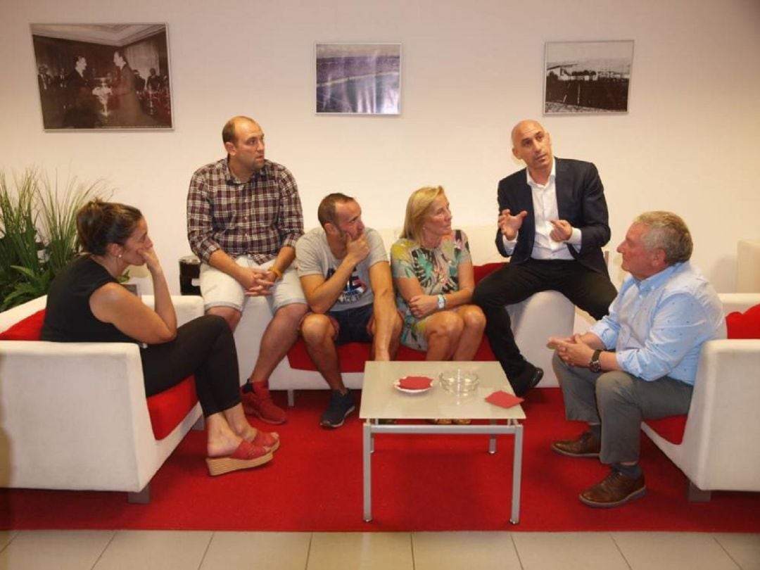 Luis Rubiales y Maximino Martínez se reunieron en El Molinón con la familia de Enrique Castro &#039;Quini&#039;.