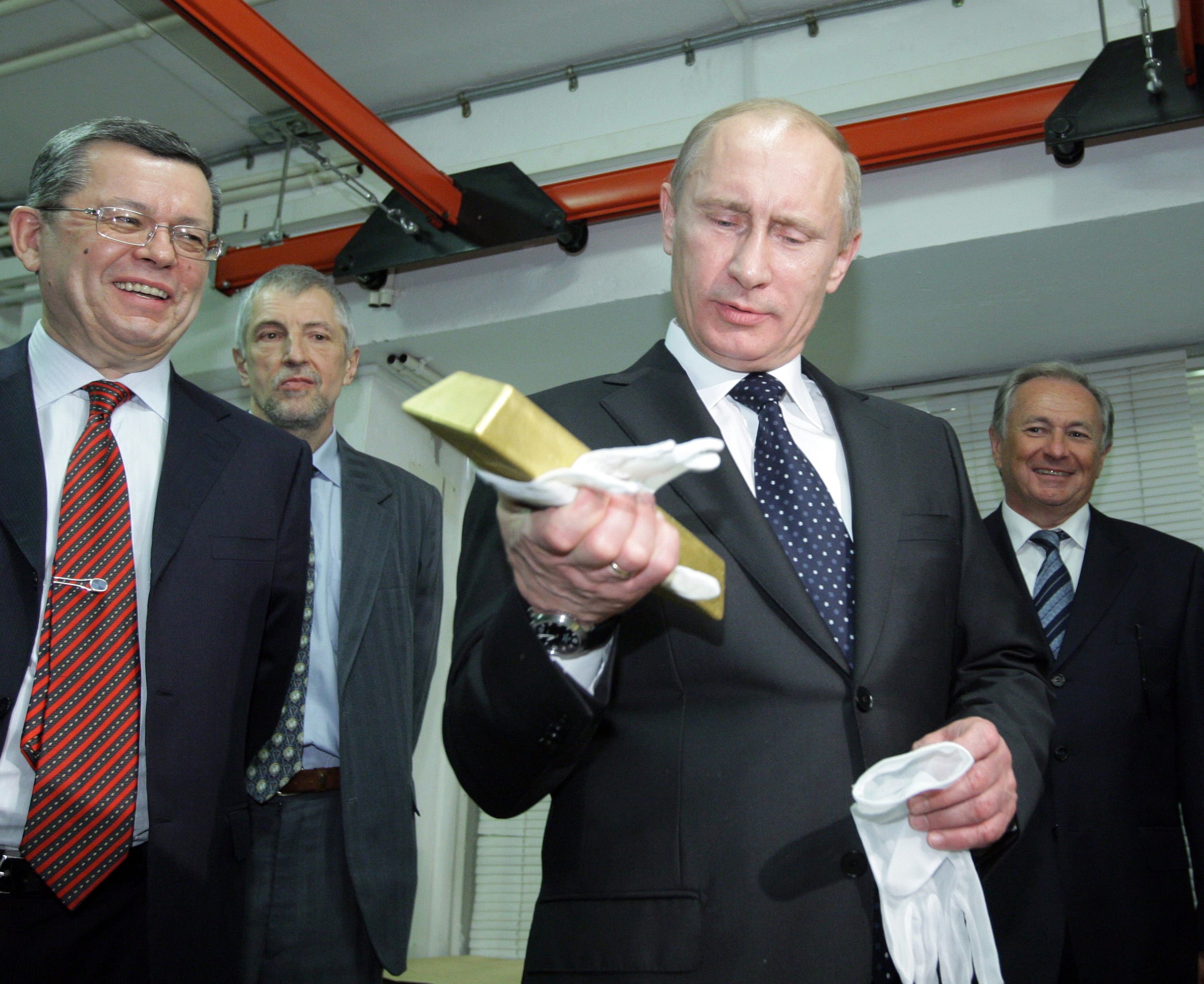 Imagen de archivo del presidente ruso, Vladimir Putin, con un lingote de oro en la mano