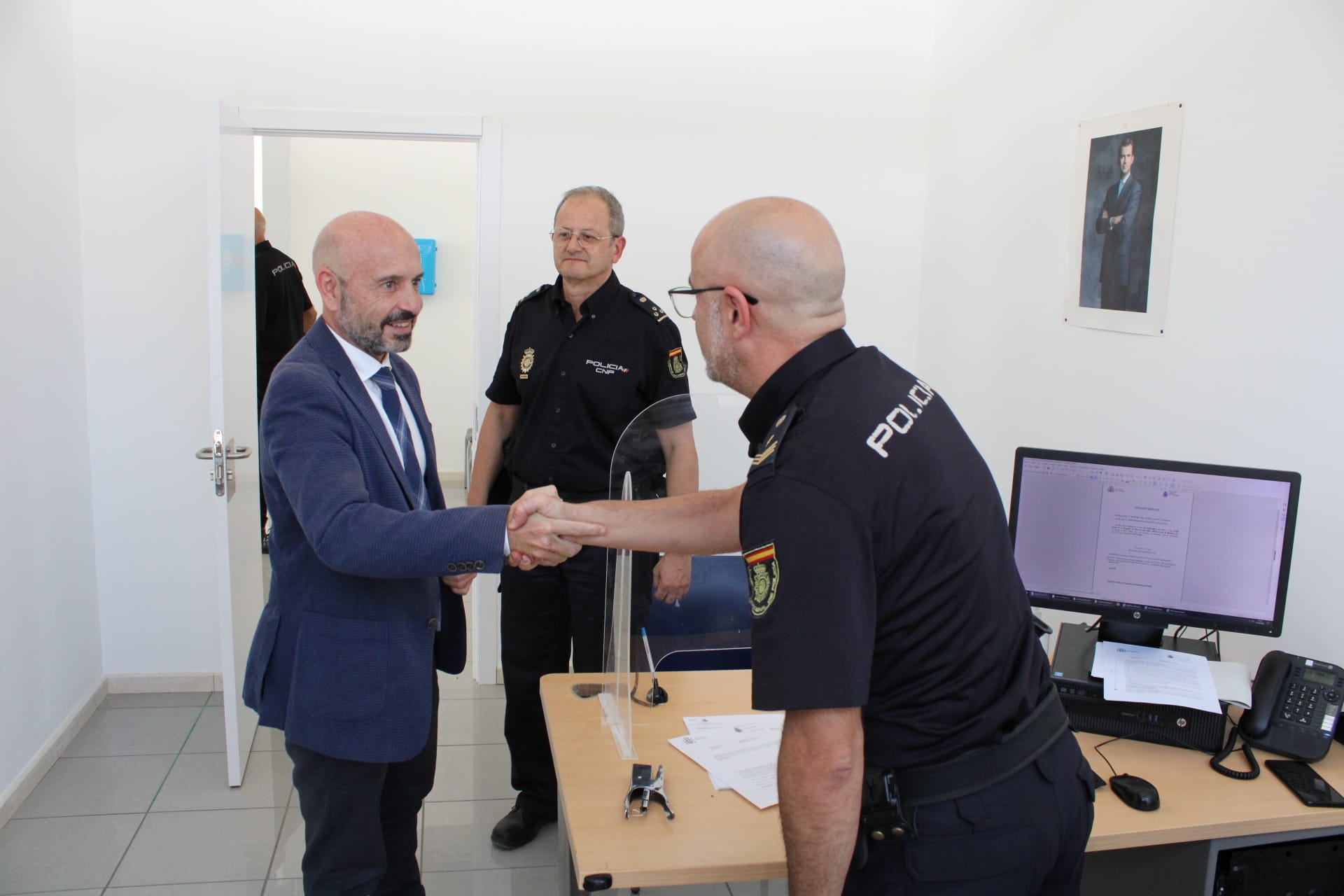 Salas en la comisaría de policía de Ronda saluda a algunos de los componentes del cuerpos de seguridad