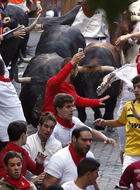 Un joven se hace una autofoto durante el quinto encierro de los sanfermines