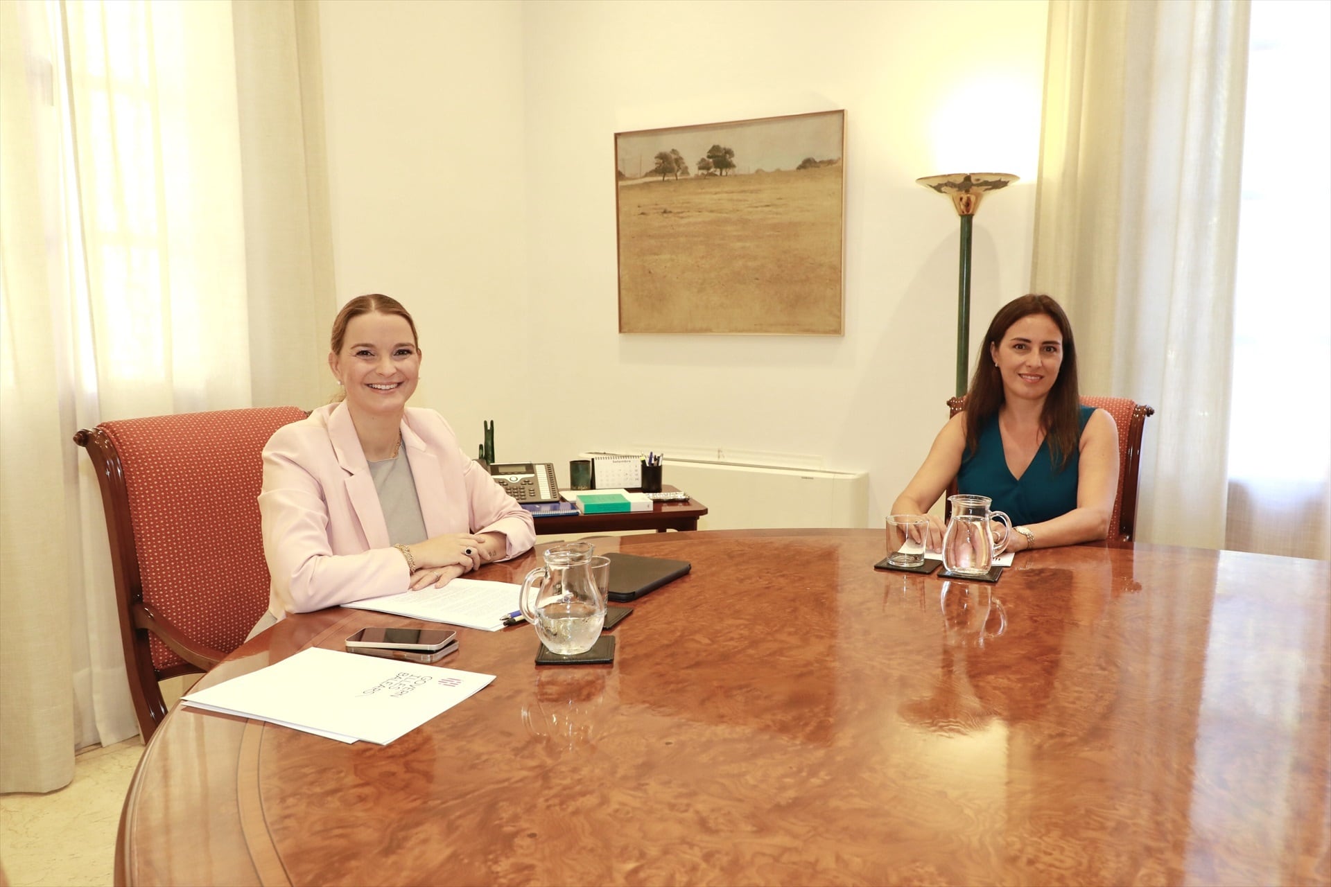 La presidenta el Govern, Marga Prohens, y la portavoz parlamentaria de Vox, Idoia Ribas, reunidas en el Consolat de Mar.
CAIB
(Foto de ARCHIVO)
07/9/2023