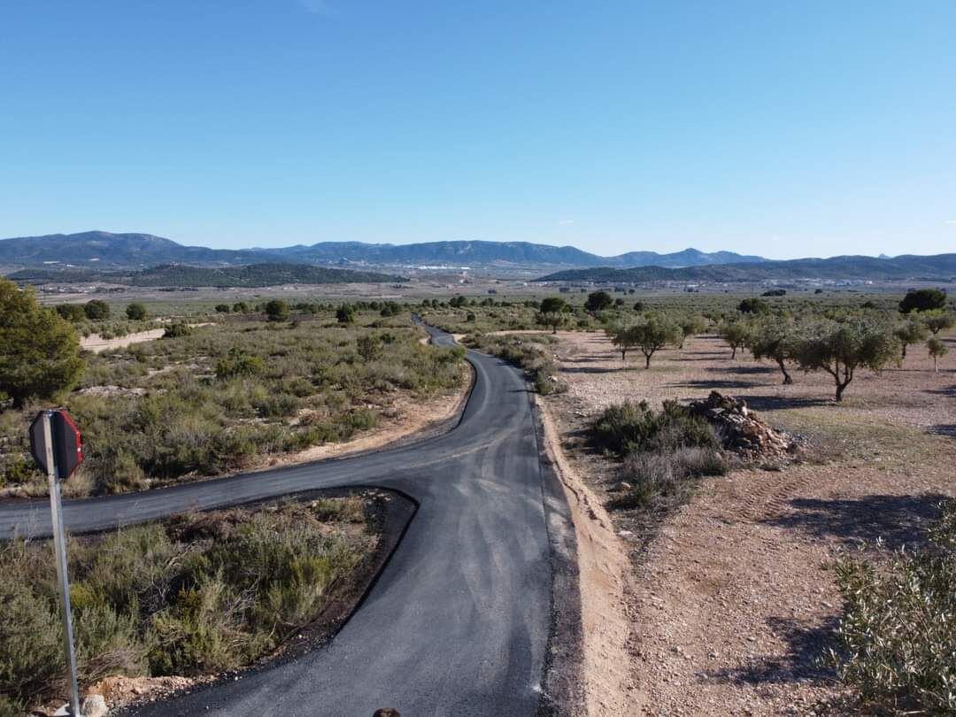 Imagen de uno de los puntos del camino asfaltado en Campo de Mirra