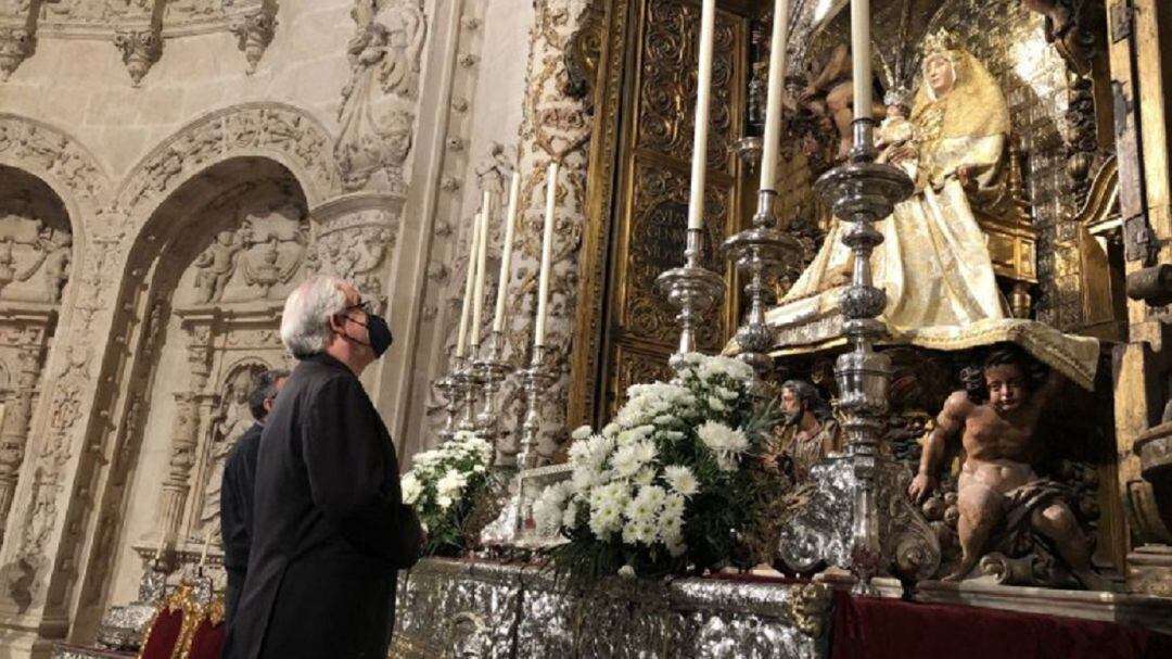 Monseñor Saiz Meneses ante la Virgen de los reyes, patrona de la Archidiócesis hispalense