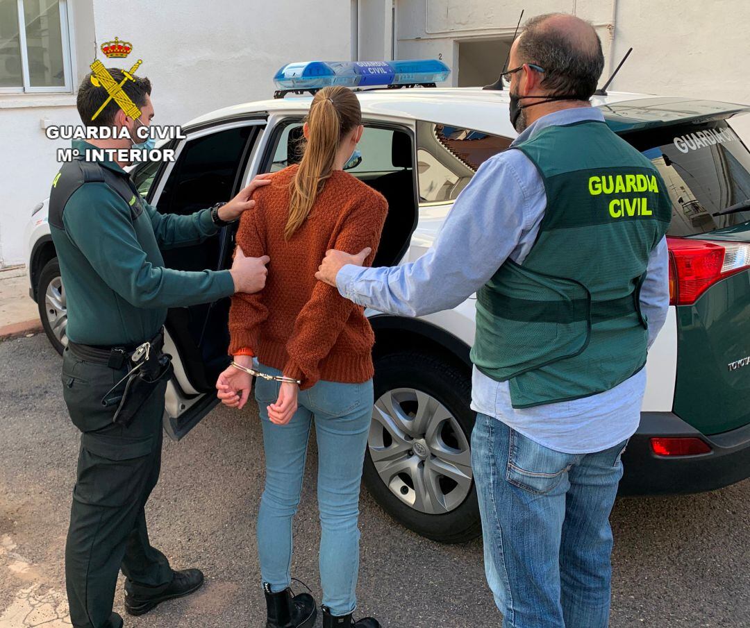 La Guardia Civil detiene a una mujer por supuestos delitos de hurto de joyas y dinero en La Vall d’Uixó