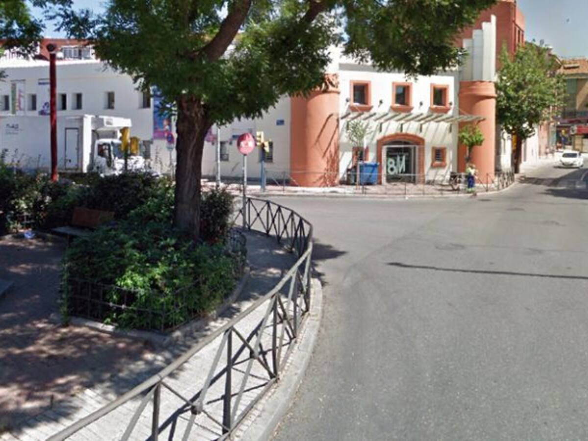 Un conductor ebrio se duerme sobre el volante en una céntrica calle de Fuenlabrada