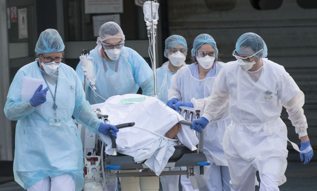 Sanitarios atendiendo a un paciente de COVID-19.