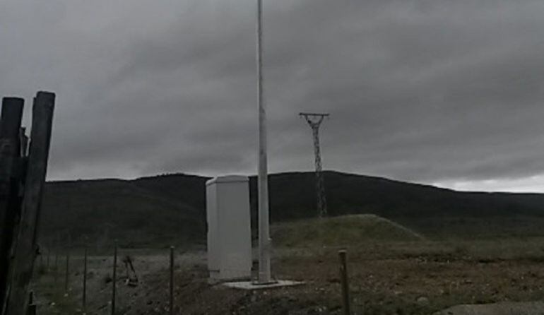Poste y armario de TV pendiente de la instalación de una cámara.