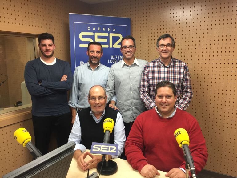 Pedro Vera, junto al equipo habitual de contertulios, en los estudios de Radio Alicante