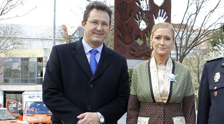 El exalcalde de Leganés, Jesús Gómez, junto a la exdelegada del Gobierno en Madrid, Cristina Cifuentes, en una foto de archivo de 2014.