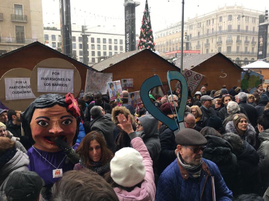Protesta de las entidades sociales en la Plaza del Pilar, enfrente del Ayuntamiento de Zaragoza