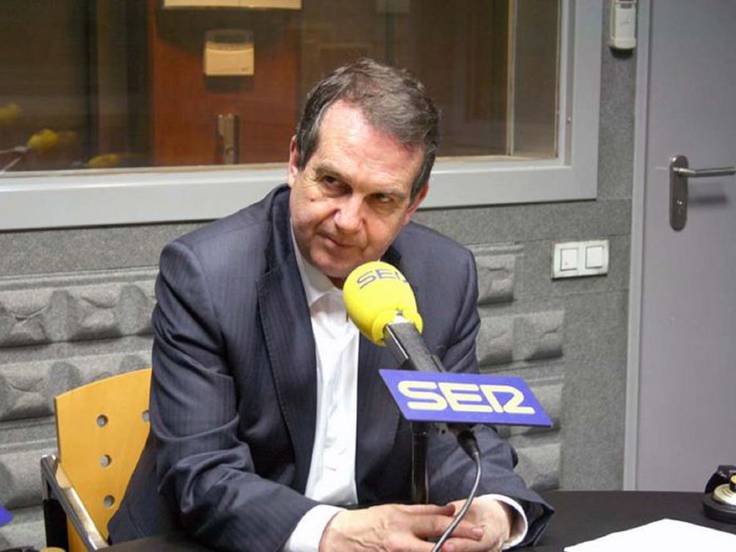 Abel Caballero en una entrevista en Radio Vigo