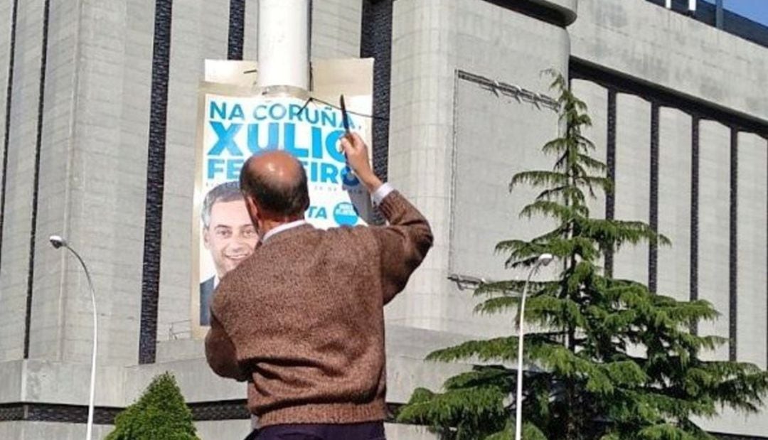 Limpieza de los carteles electorales de Marea Atlántica en A Coruña