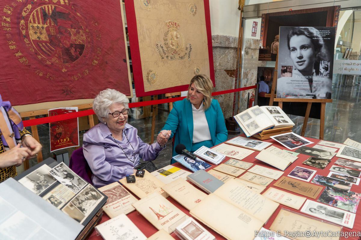 Entrega de los últimos documentos del legado de María Teresa Cervantes al Archivo Municipal