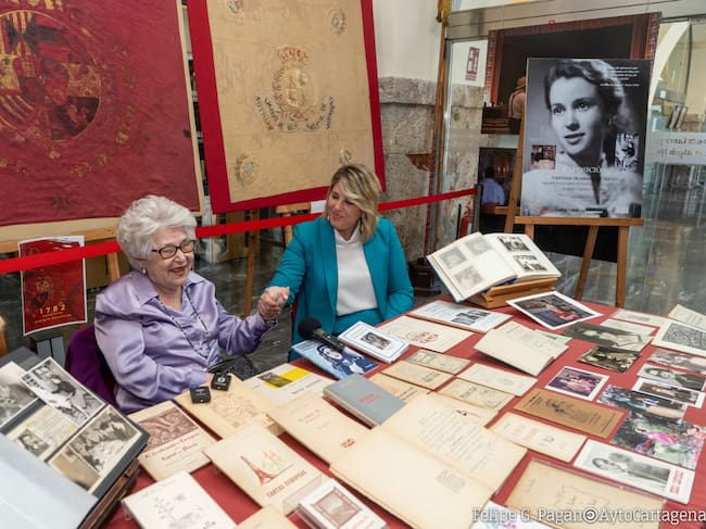 Entrega de los últimos documentos del legado de María Teresa Cervantes al Archivo Municipal