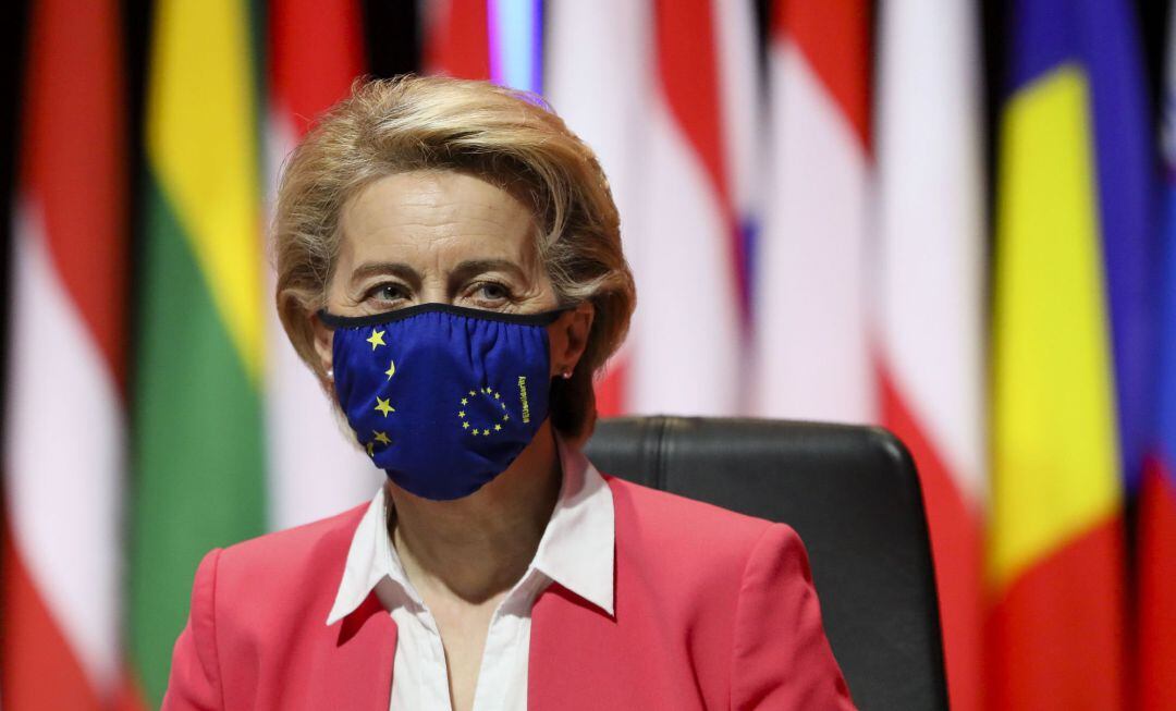 La presidenta de la Comisión Europea, Ursula Von der Leyen, en la cumbre de Oporto con los líderes europeos.
