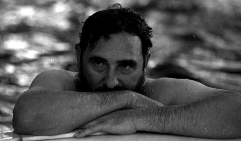 El expresidente cubano Fidel Castro se relaja en una piscina durante una visita oficial a Rumanía el 28 de mayo de 1972.