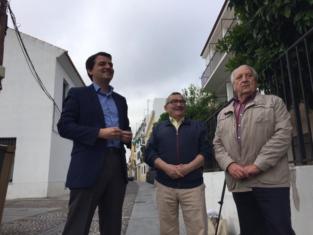 El candidato del PP, José María Bellido junto a vecinos del barrio de San Agustín