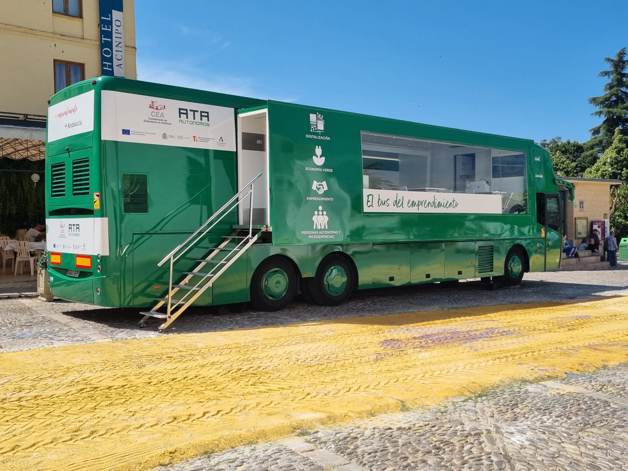 El bus del emprendimiento se ha instalado en la plaza Teniente Arce, frente a la oficina de turismo de Ronda