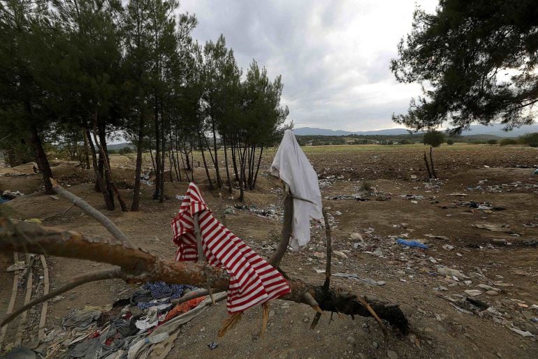 Clothing and rubbage are strewn about a makeshift refugee camp after thousands of refugees and migrants crossed Greece&#039;s border with Macedonia, near the Greek village of Idomeni, September 7, 2015. Thousands of migrants and refugees were crowding at Greec