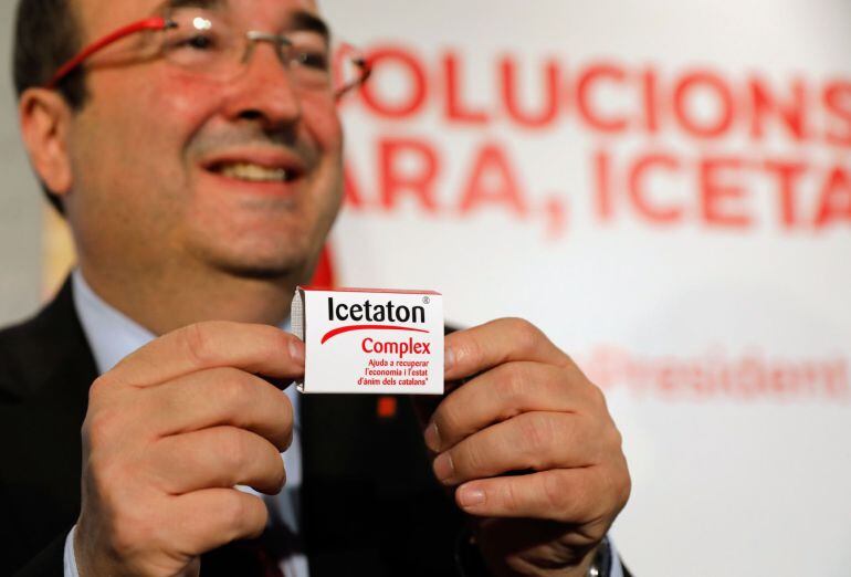 El candidato del PSC a la presidencia de la Generalitat, Miquel Iceta, muestra una caja de caramelos &quot;Icetaton&quot;