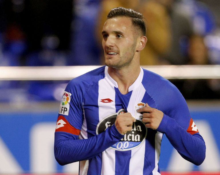 El centrocampista del Deportivo Lucas Pérez celebra su gol, primero del equipo ante el Celta de Vigo, durante el partido de Liga de Primera División que se disputa esta noche en el estadio de Riazor, en A Coruña. 