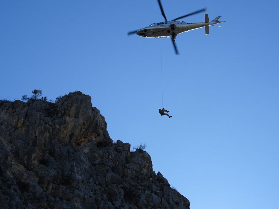 Entrenamiento del Grupo Especial de Rescate en Altura (GERA) del Consorcio Provincial de Bomberos de Valencia y el helicóptero Víctor 1 de la Agencia Valenciana de Seguridad y Respuesta a las Emergencias en una imagen de archivo.