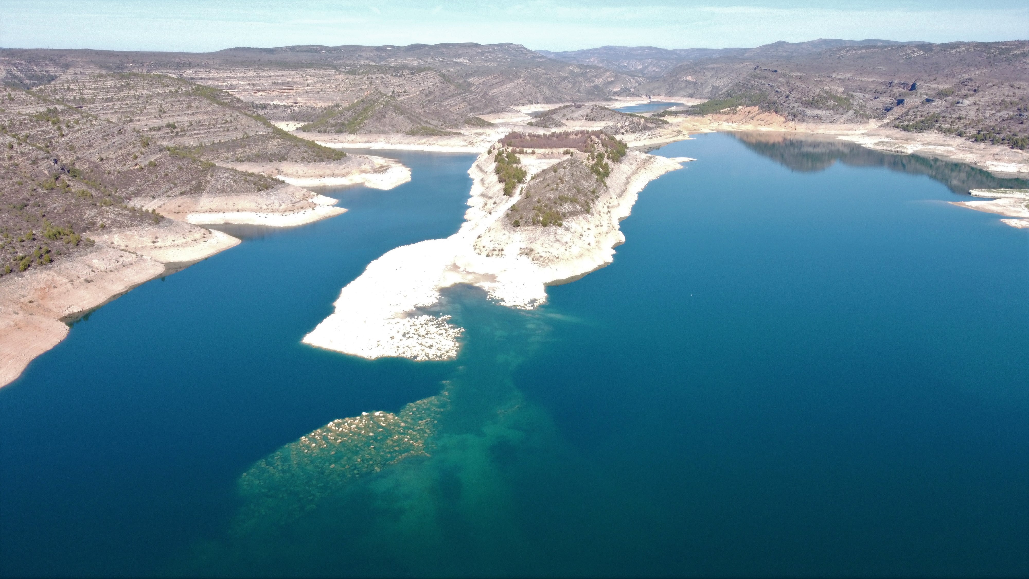 El embalse de Tous y los síntomas de la sequía vistos desde el aire en una imagen reciente