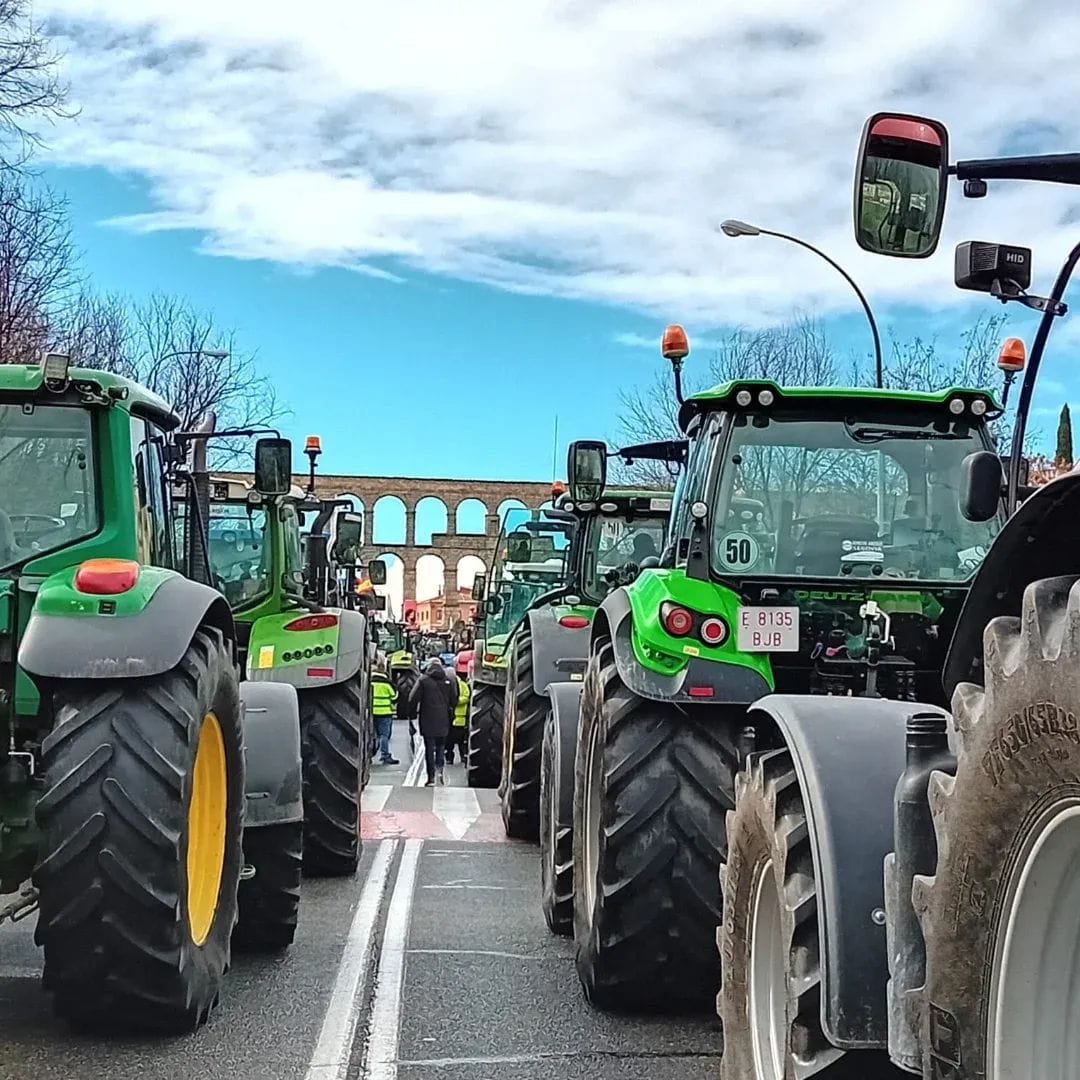 Tractores subiendo por la avenida Vía Roma hacia la plaza Oriental, Segovia