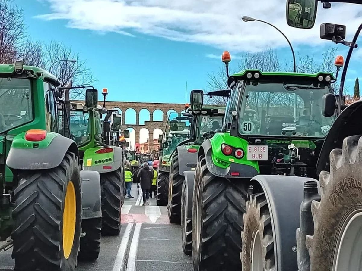 Cerca de 300 tractores llenan Segovia en protesta contra la PAC y el acuerdo Mercosur