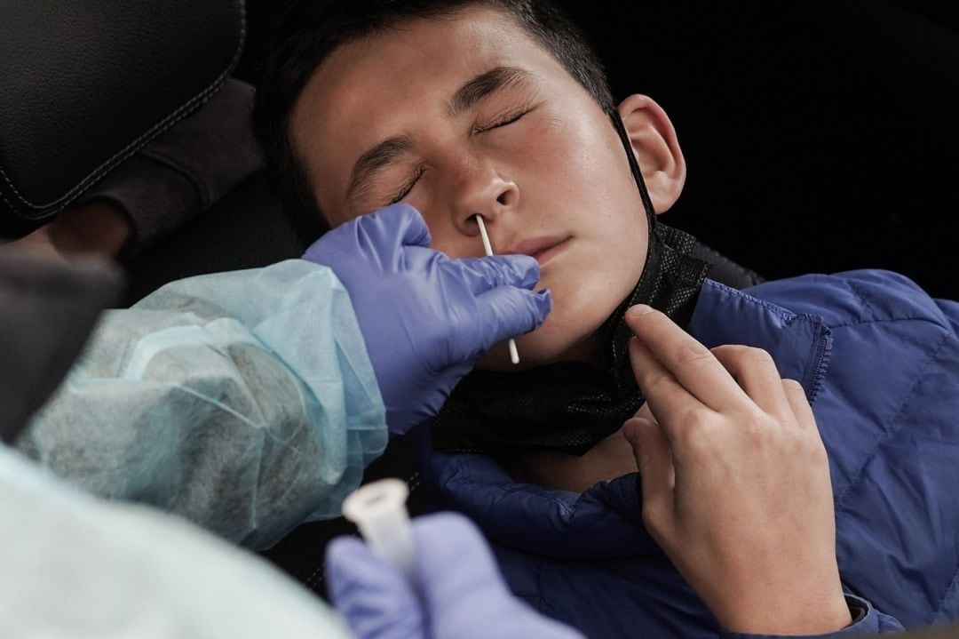 Un enfermero realiza una PCR a un paciente