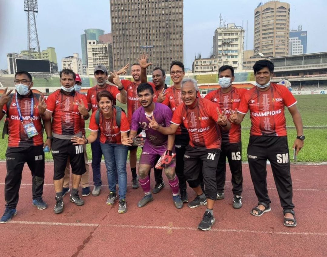 El técnico vigués celebrando el título de la Premier League en el Estadio Nacional de Bangladesh