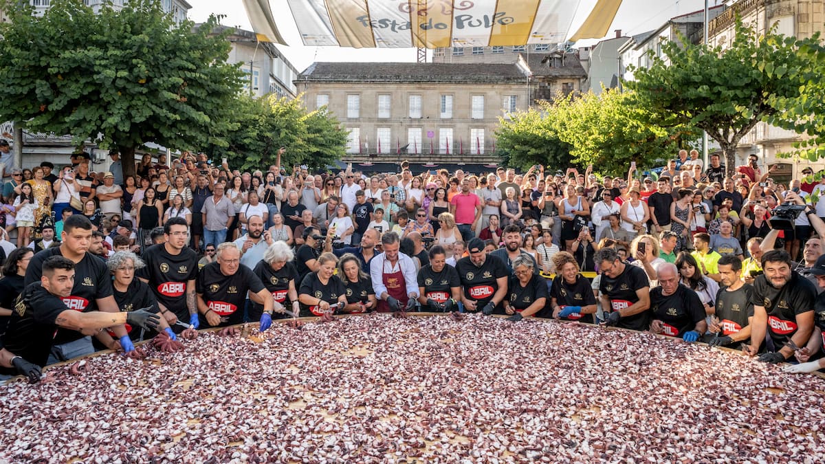 En O Carballiño baten un nuevo récord: el de la tapa de pulpo más grande del mundo