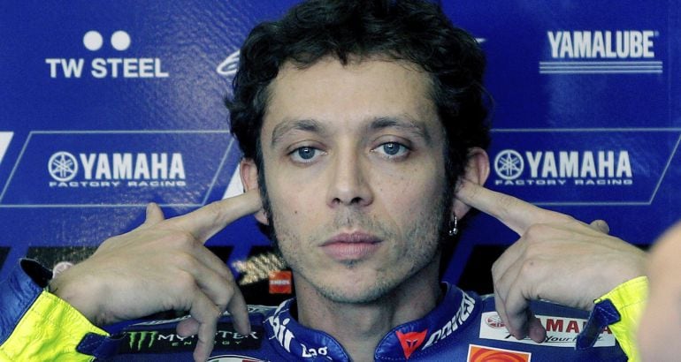 El piloto del equipo Yamaha, Valentino Rossi,,en su box, tras los entrenamientos libres del Gran Premio de la Comunidad Valenciana de motociclismo