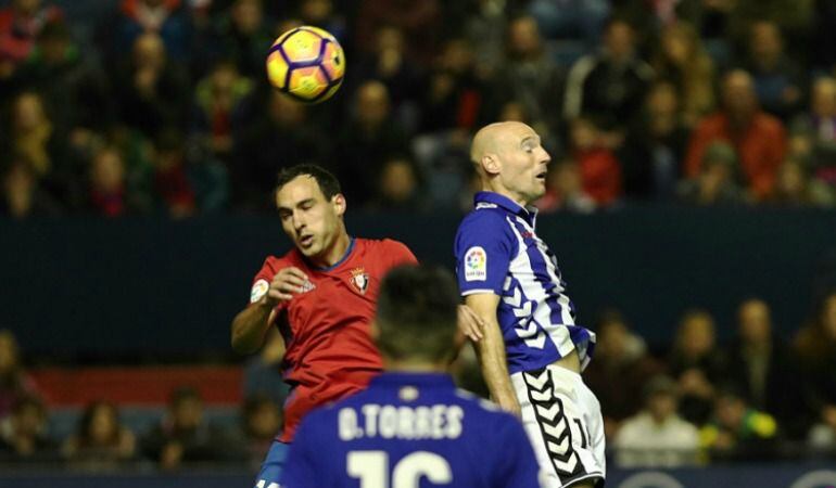 Gaizka Toquero peina un balón con la cabeza en El Sadar.
