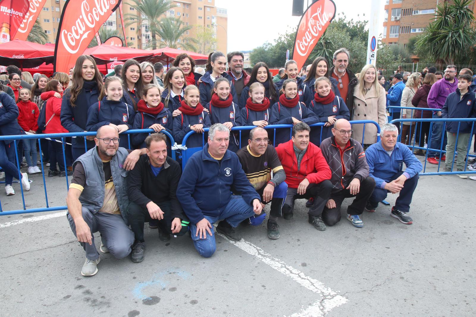 Las belleas del Foc y les seues dames d&#039;honor junto a miembros de la corporación municipal y los responsables de la Pirotecnia Ferrándiz