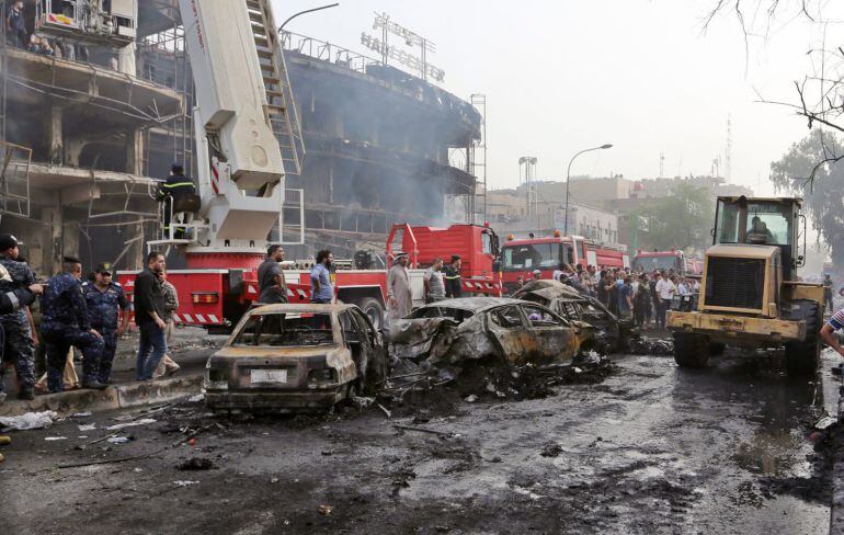 Restos del atentado suicida en el distrito bagdadí de Karada.