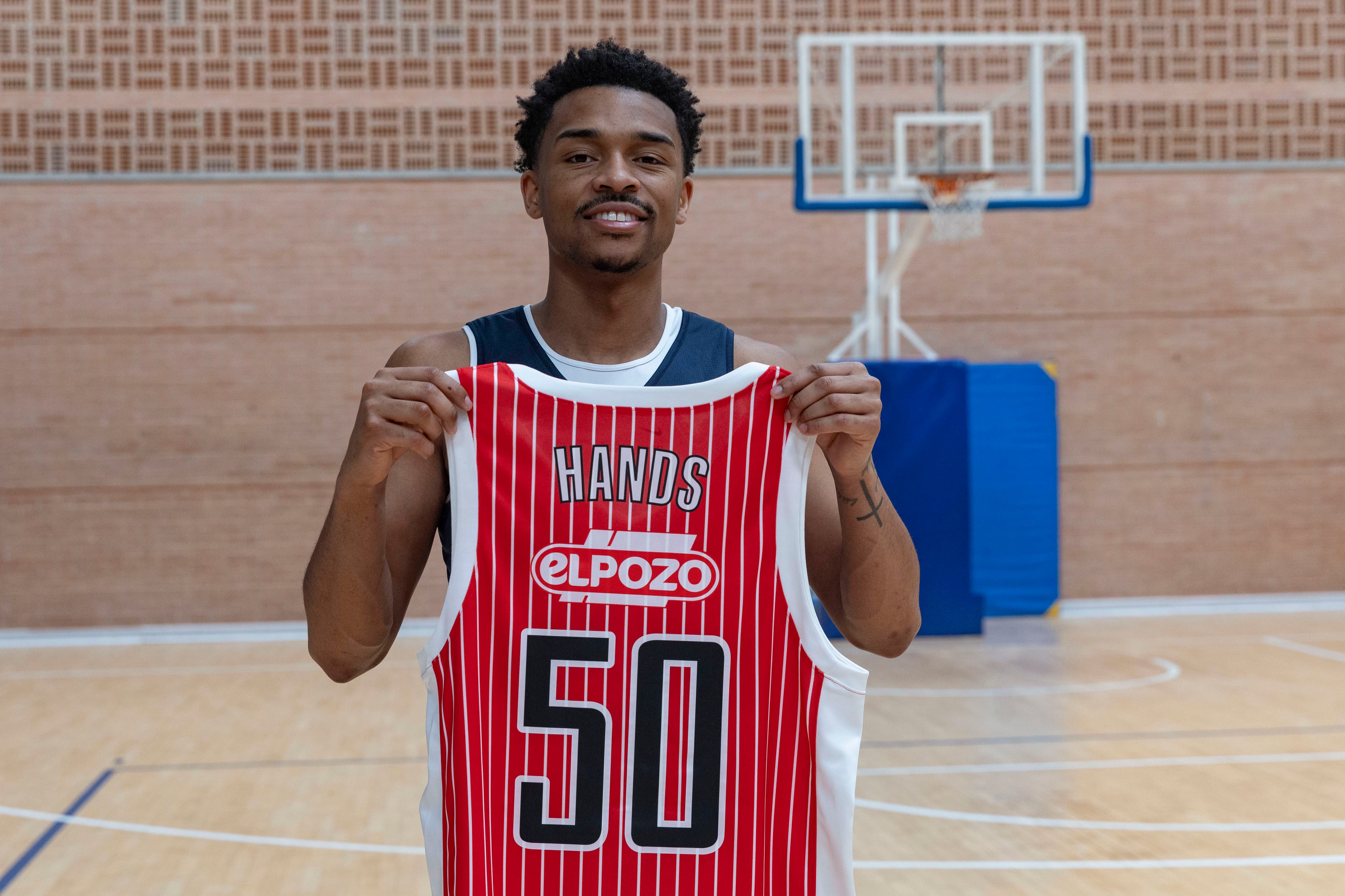 El escolta estadounidense Jaylen Hands posa con la camiseta de UCAM Murcia, durante un momento de su presentación como nuevo jugador. 