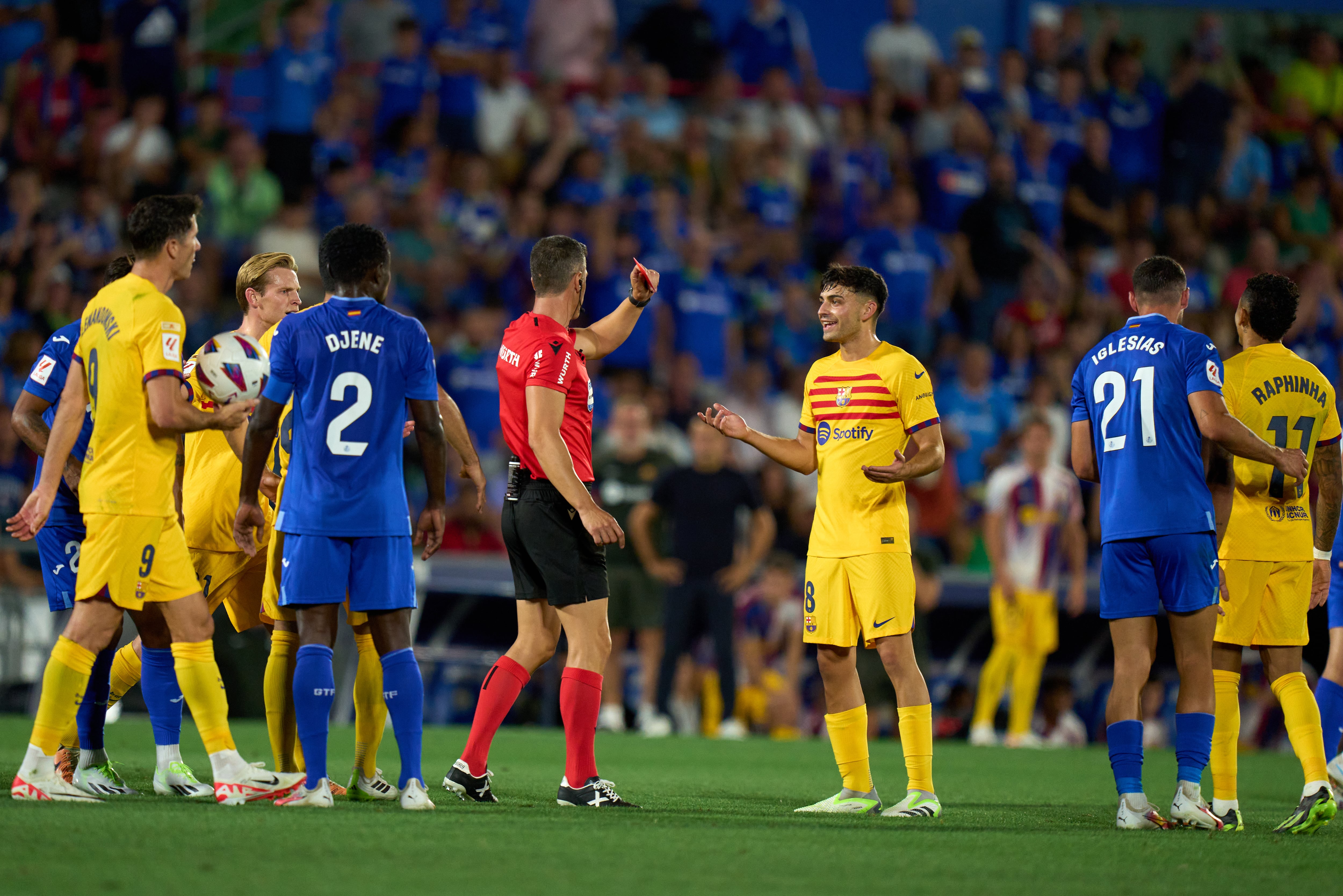 El colegiado muestra la cartulina roja a Raphinha en el Getafe - Barça de LaLiga EA Sports.