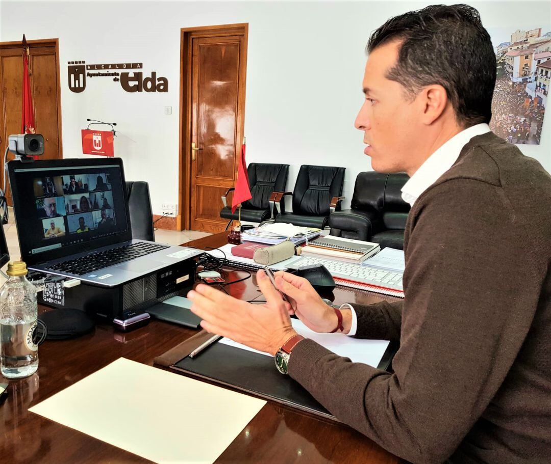 El alcalde de Elda y presidente de la FVMP en reunión on line con representantes de Petrer 