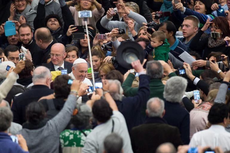 VAT02 VATICANO 21/01/2015.- El papa Francisco saluda a los fieles durante su audiencia general en el aula Pablo VI en el Vaticano hoy, miércoles 21 de enero de 2015. EFE/Osservatore Romano / Handout SÓLO USO EDITORIAL/PROHIBIDA SU VENTA