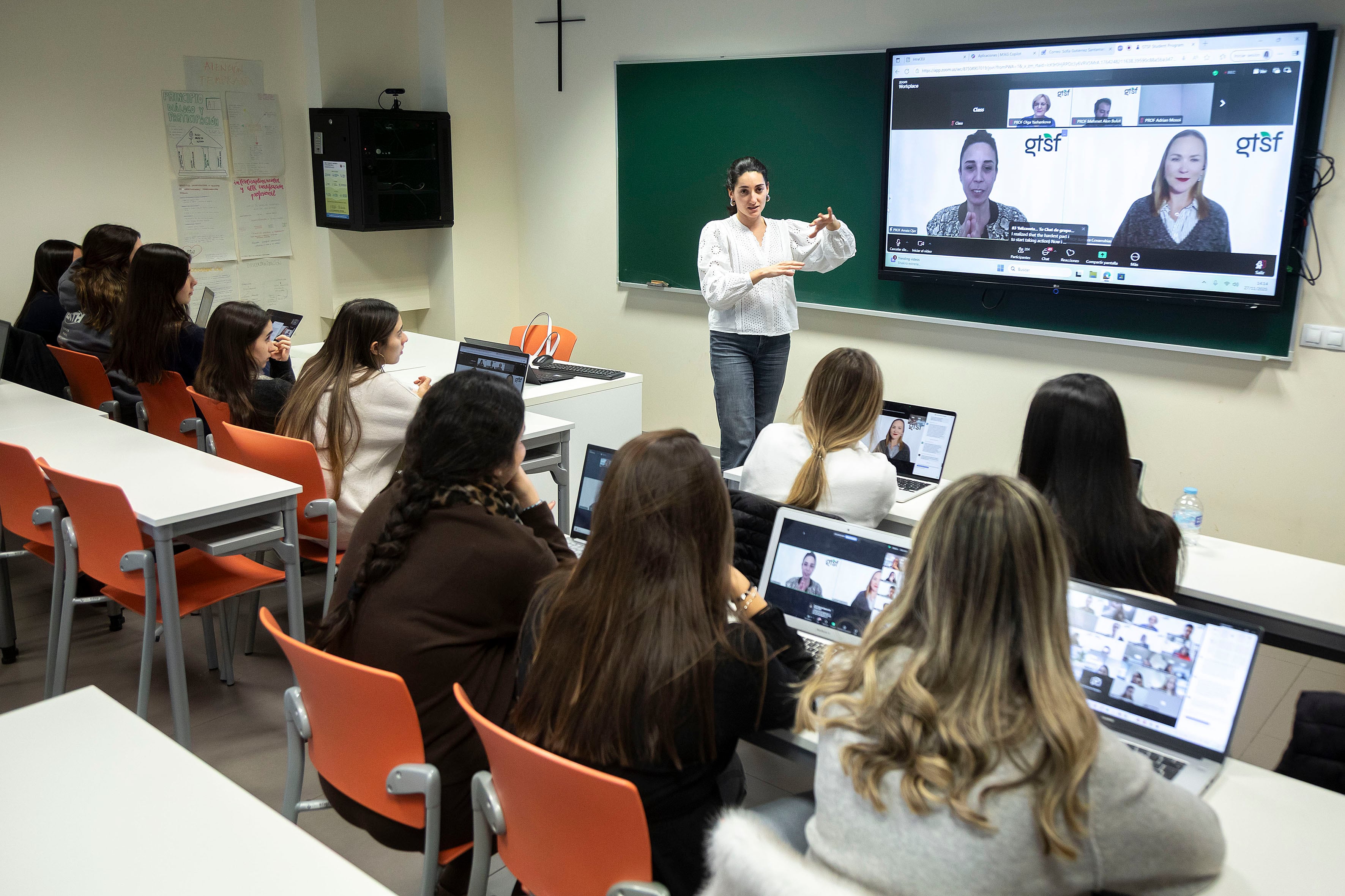 CASTELLÓ 27/11/2025 UNIVERSIDAD CARDENAL HERRERA CEU
Alumnos conectados en un COIL de colaboración internacional
Fotos UCH-CEU