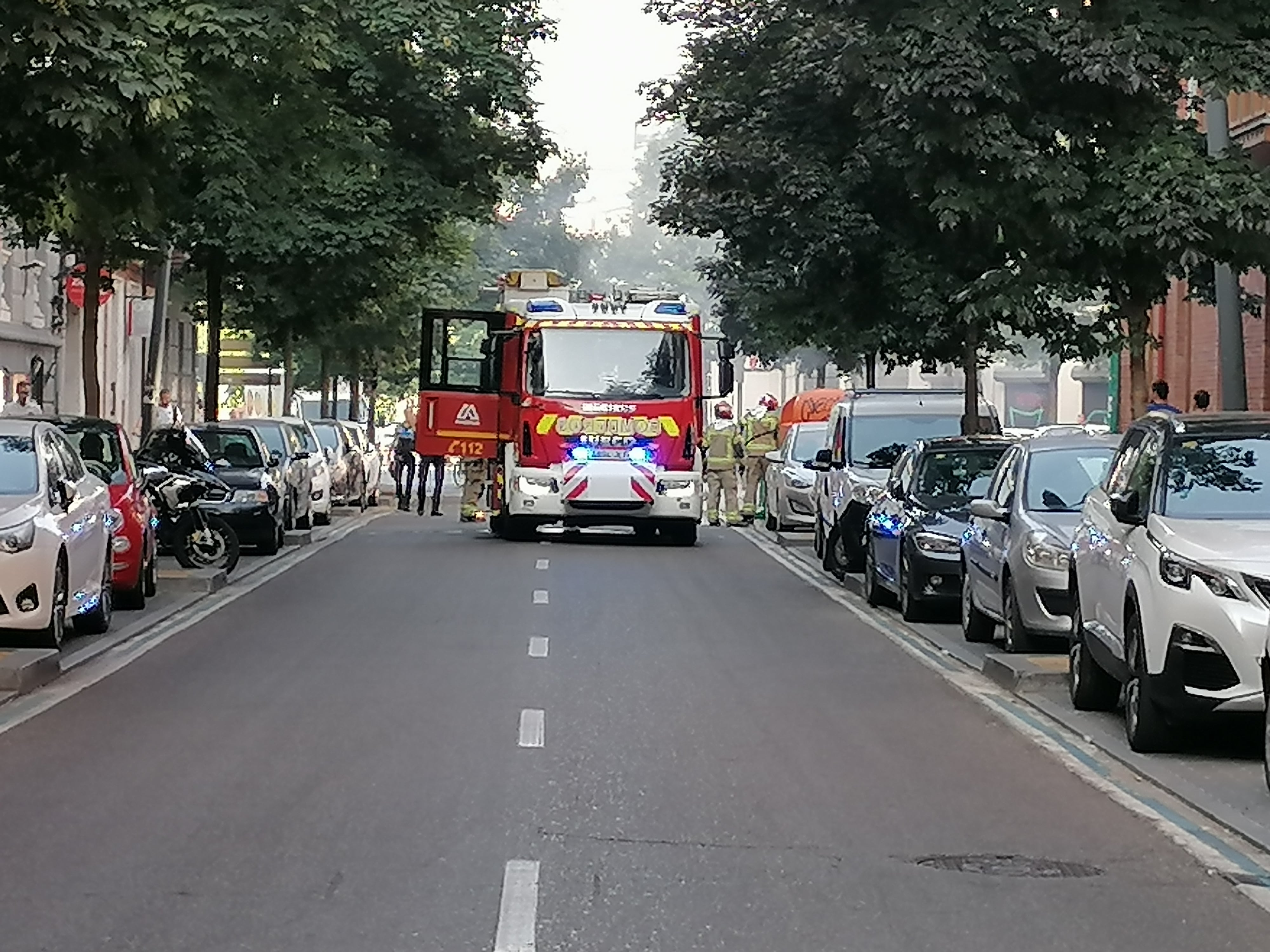 Bomberos de Valladolid sofocando un contenedor en llamas