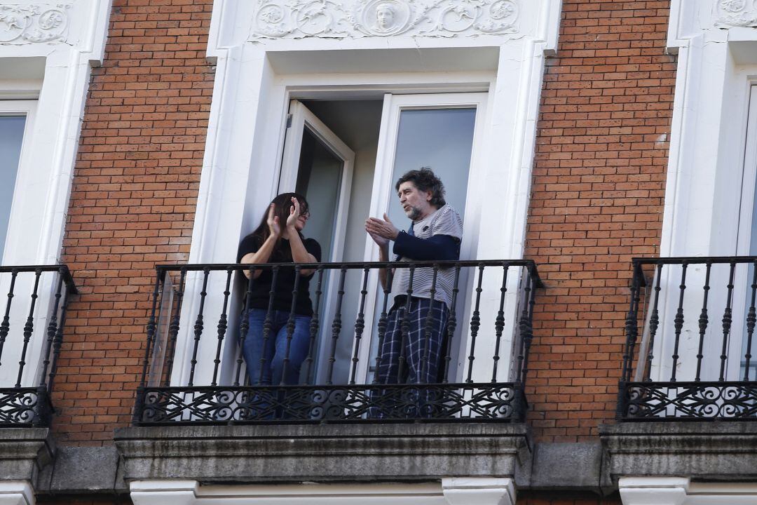 Joaquín Sabina y Jimena Coronado rinden homenaje a los sanitarios y salen a aplaudir, en Madrid, 08 de abril de 2020.