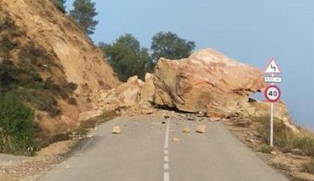 La roca ha bloqueado la carretera