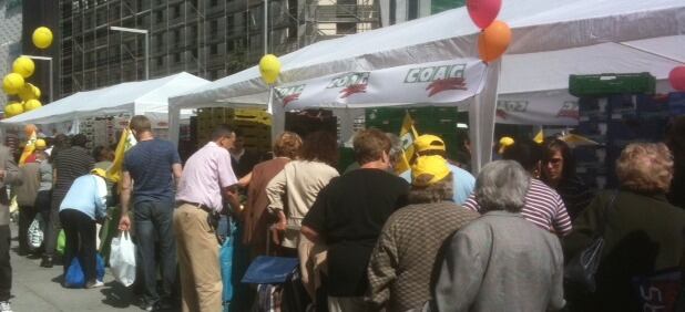 Cientos de personas han esperado su turno para llevarse una degustación de hortalizas (Javier Bañuelos)